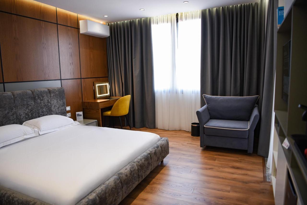 The Wilson Tirana Hotell Exteriör bild