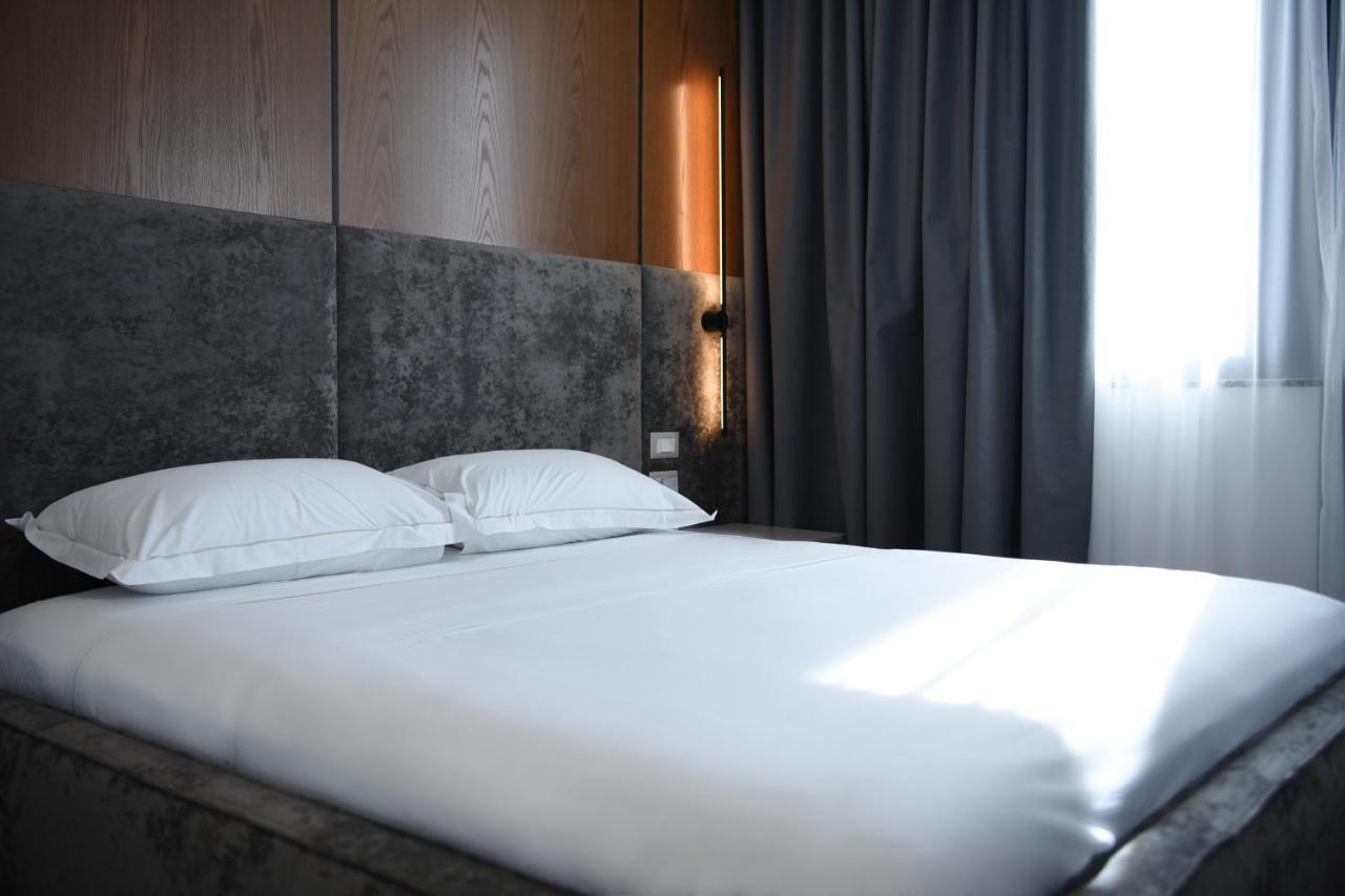 The Wilson Tirana Hotell Exteriör bild